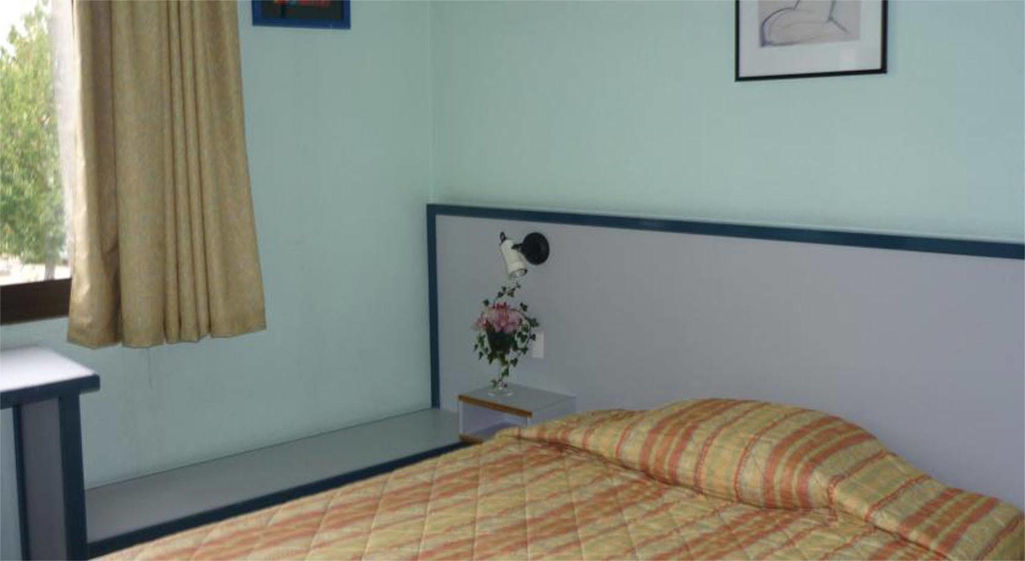 Hotel Entre 2 Mers Proche Bordeaux Carbon-Blanc Bagian luar foto