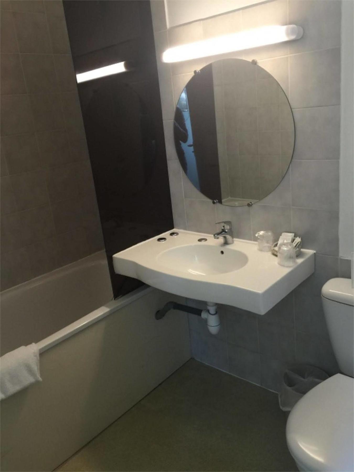 Hotel Entre 2 Mers Proche Bordeaux Carbon-Blanc Bagian luar foto